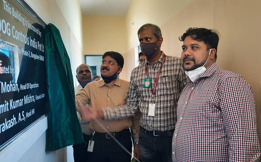 ಆನೇಕಲ್ ತಾಲ್ಲೂಕಿನ ಹೆಬ್ಬಗೋಡಿ ಸಮೀಪದ ಟಿ.ಗೊಲ್ಲಹಳ್ಳಿ ಸರ್ಕಾರಿ ಹಿರಿಯ ಪ್ರಾಥಮಿಕ ಶಾಲೆಯಲ್ಲಿ ಕಂಟ್ರೋಲ್ಸ್ ಪ್ರೈವೇಟ್ ಲಿಮಿಟೆಡ್ ಸಂಸ್ಥೆ ವತಿಯಿಂದ ನಿರ್ಮಿಸಿರುವ ನೂತನ ಸಭಾಂಗಣವನ್ನ ಸಂಸ್ಥೆಯ ವ್ಯವಸ್ಥಾಪಕ ಎಸ್.ಮೋಹನ್ ಉದ್ಘಾಟಿಸಿದರು