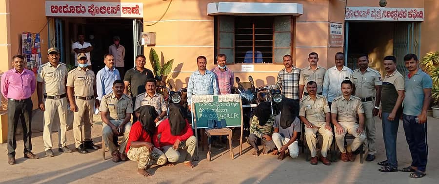 ಬೀರೂರು ಪೊಲೀಸರು ನಾಲ್ವರು ಹೆದ್ದಾರಿ ದರೋಡೆಕೋರರನ್ನು ಬಂಧಿಸಿದ್ದಾರೆ.