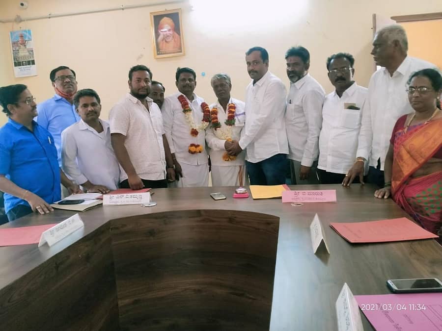 ಕೊಟ್ಟೂರು ಎಪಿಎಂಸಿ ಸಮಿತಿಯ ತುರ್ತು ಸಭೆಯಲ್ಲಿ ನೂತನವಾಗಿ ಸದಸ್ಯರಾಗಿ ಅವಿರೋಧ ಆಯ್ಕೆಯಾದ ಗುಡೇಕೋಟೆ ಬಸವರಾಜ, ಹರಾಳ್ ಬಸವನಗೌಡ ಅವರನ್ನು ಅಧ್ಯಕ್ಷ ಬಿ.ಮಾರುತಿ ಅಭಿನಂದಿಸಿದರು