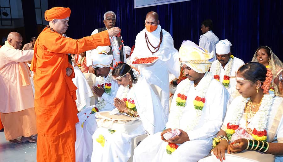 ಚಿತ್ರದುರ್ಗದ ಮುರುಘಾಮಠದಲ್ಲಿ ಗುರುವಾರ ನಡೆದ ಸಾಮೂಹಿಕ ಕಲ್ಯಾಣ ಮಹೋತ್ಸವದಲ್ಲಿ ನವಜೋಡಿಗಳಿಗೆ ಶಿವಮೂರ್ತಿ ಮುರುಘಾ ಶರಣರು ಆಶೀರ್ವದಿಸಿದರು