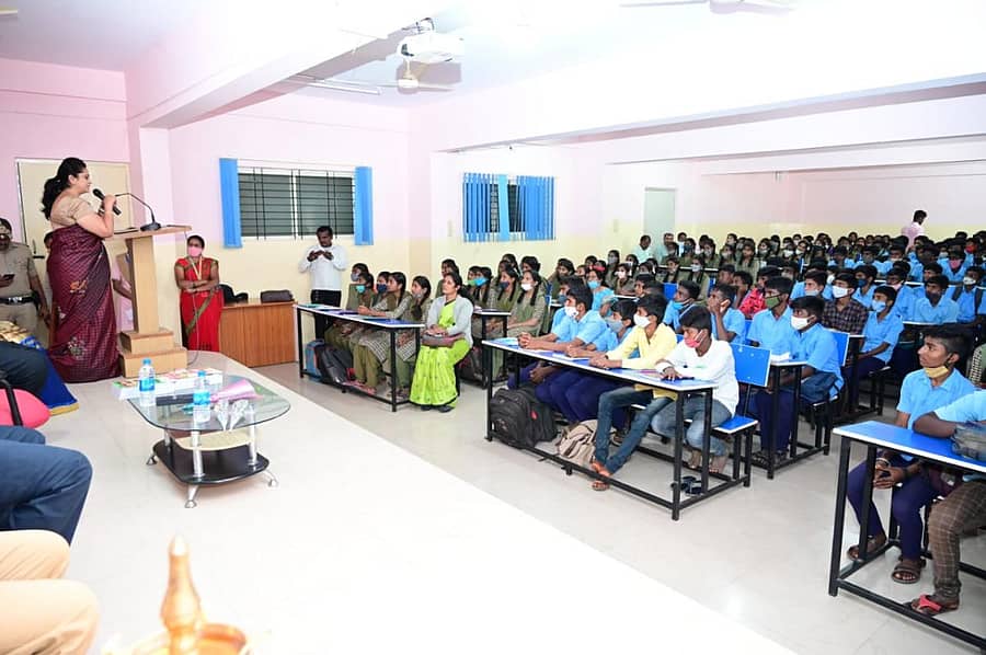 ವಿದ್ಯಾರ್ಥಿಗಳನ್ನು ಉದ್ದೇಶಿಸಿ ಜಿಲ್ಲಾಧಿಕಾರಿ ಆರ್.ಲತಾ ಮಾತನಾಡಿದರು