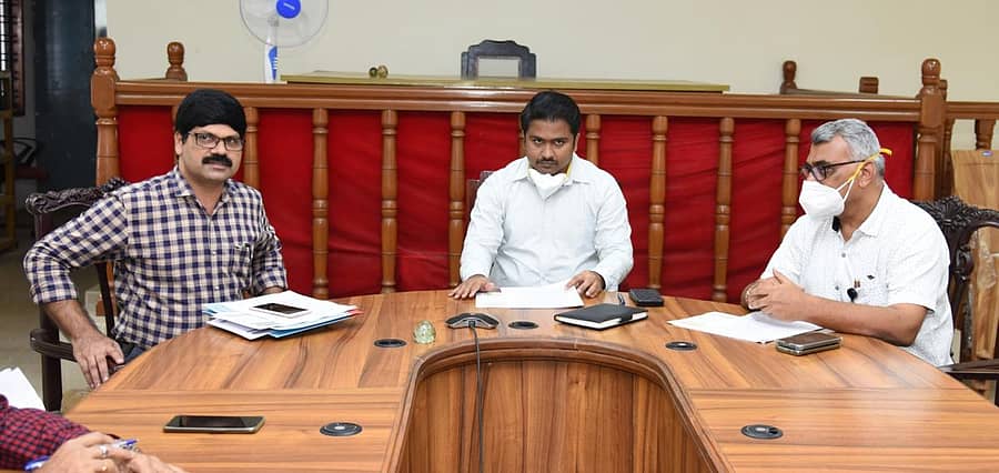 ಕಾರವಾರದಲ್ಲಿ ಶನಿವಾರ ನಡೆದ ಸುದ್ದಿಗೋಷ್ಠಿಯಲ್ಲಿ ಜಿಲ್ಲಾಧಿಕಾರಿ ಮುಲ್ಲೈ ಮುಗಿಲನ್ ಮಾತನಾಡಿದರು. ಜಿಲ್ಲಾ ಆರೋಗ್ಯಾಧಿಕಾರಿ ಡಾ.ಶರದ್ ನಾಯಕ ಹಾಗೂ ಆರ್.ಸಿ.ಎಚ್. ಡಾ.ರಮೇಶ ರಾವ್ ಚಿತ್ರದಲ್ಲಿದ್ದಾರೆ.