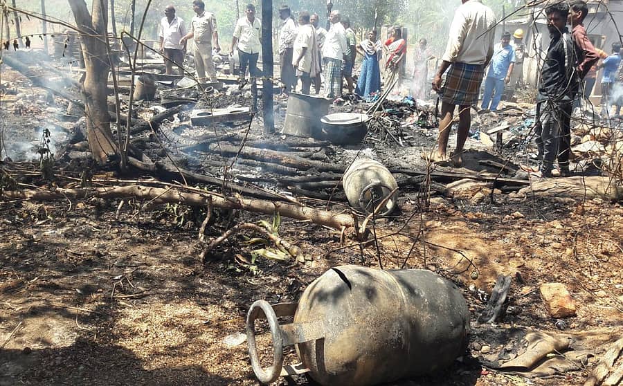 ಬೀರೂರು ಸಮೀಪದ ದೊಡ್ಡಘಟ್ಟ ಗ್ರಾಮದಲ್ಲಿ ಶುಕ್ರವಾರ ಸಂಭವಿಸಿದ ಸಿಲಿಂಡರ್ ಸ್ಫೋಟದಲ್ಲಿ ನಾಲ್ಕು ಮನೆಗಳು ಸಂಪೂರ್ಣ ನಾಶಗೊಂಡಿವೆ.