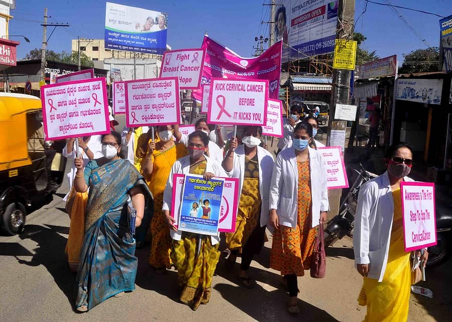 ಹಾಸನ ನಗರದ ಪ್ರಮುಖ ರಸ್ತೆಗಳಲ್ಲಿ ರಾಜ್ಯ ಪ್ರಸೂತಿ ಮತ್ತು ಸ್ತ್ರೀ ರೋಗ ತಜ್ಞರ ಸಂಘ ಜಿಲ್ಲಾ ಘಟಕದಿಂದ ಜಾಗೃತಿ ಜಾಥಾ ನಡೆಸಲಾಯಿತು.