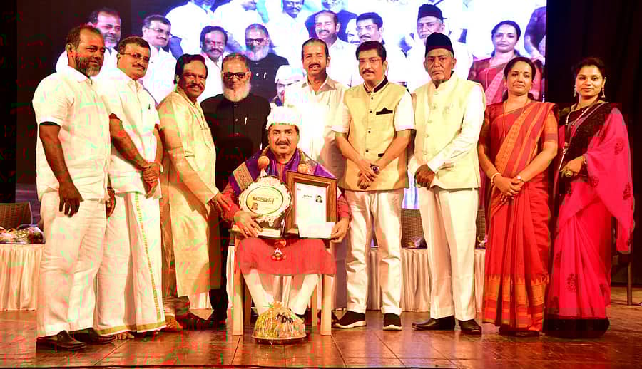 ಮಂಗಳೂರಿನಲ್ಲಿ ಶುಕ್ರವಾರ ನಡೆದ ಕಾರ್ಯಕ್ರಮದಲ್ಲಿ ಡಾ. ಮೋಹನ ಆಳ್ವ ಅವರಿಗೆ ಬಿ.ಎಂ.ಇದಿನಬ್ಬ ಸ್ಮಾರಕ ಪ್ರಶಸ್ತಿ ಪ್ರದಾನ ಮಾಡಲಾಯಿತು.