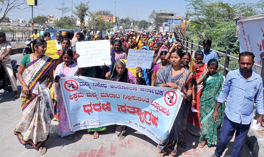 ರಾಯಚೂರಿನಲ್ಲಿ ಮದ್ಯ ನಿಷೇಧ ಆಂದೋಲನ ಕರ್ನಾಟಕ ಸಂಘಟನೆಯ ನೇತೃತ್ವದಲ್ಲಿ ಮಹಿಳೆಯರು ಶುಕ್ರವಾರ ರ್ಯಾಲಿ ನಡೆಸಿದರು