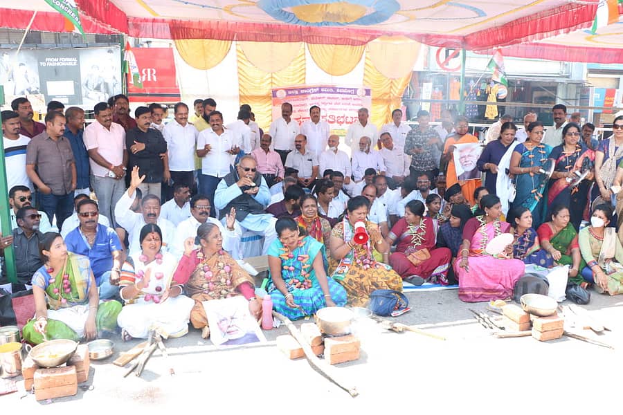 ಶಿವಮೊಗ್ಗದ ಶಿವಪ್ಪನಾಯಕ ಪ್ರತಿಮೆ ಮುಂದೆ ಶನಿವಾರ ಕಾಂಗ್ರೆಸ್ ಕಾರ್ಯಕರ್ತರು ಅಗತ್ಯ ವಸ್ತುಗಳ ಬೆಲೆ ಏರಿಕೆ ಖಂಡಿಸಿ ಪ್ರತಿಭಟನೆ ನಡೆಸಿದರು.