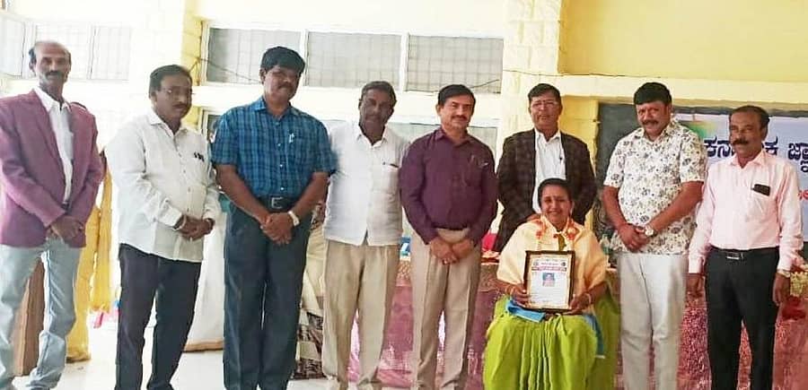 ಕೋಲಾರದಲ್ಲಿ ಶನಿವಾರ ನಡೆದ ವಿಜ್ಞಾನ ದಿನಾಚರಣೆಯಲ್ಲಿ ಜಿ.ಪಂ ಅಧ್ಯಕ್ಷ ಸಿ.ಎಸ್.ವೆಂಕಟೇಶ್ ಪ್ರತಿಭಾವಂತ ಶಿಕ್ಷಕರಿಗೆ ಅನಿಲ್ ಕೌಲ್ ಉತ್ತಮ ಶಿಕ್ಷಕಿ ಪ್ರಶಸ್ತಿ ಪ್ರದಾನ ಮಾಡಿದರು.