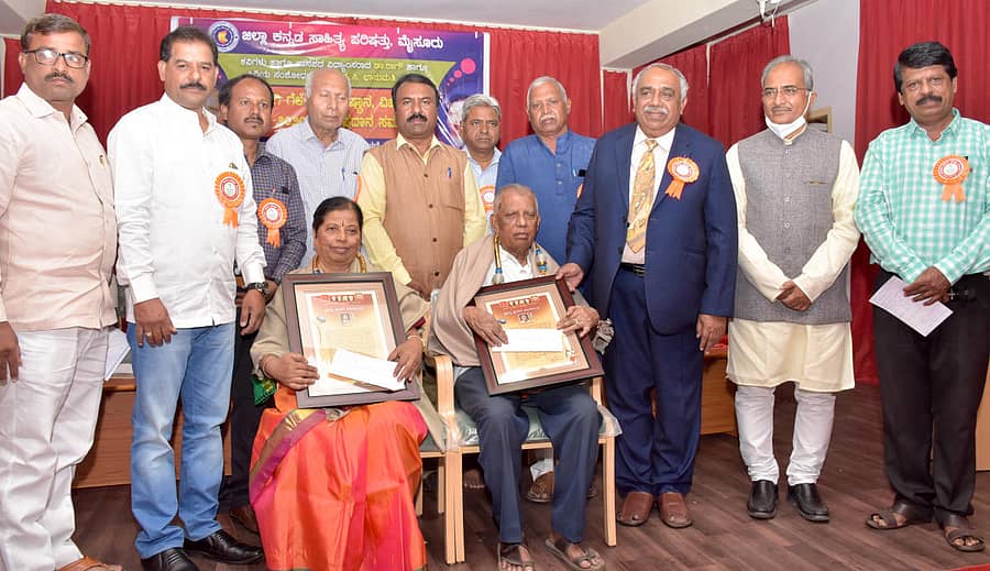 ಮೈಸೂರಿನ ವಿಜಯನಗರದ 1ನೇ ಹಂತದಲ್ಲಿರುವ ಜಿಲ್ಲಾ ಸಾಹಿತ್ಯ ಭವನದಲ್ಲಿ ಶನಿವಾರ ಆಯೋಜಿಸಿದ್ದ ಸಮಾರಂಭದಲ್ಲಿ ಡಾ.ರಾಗೌ ಹಾಗೂ ಡಾ.ವೈ.ಸಿ.ಭಾನುಮತಿ ಅವರಿಗೆ 2019–20ನೇ ಸಾಲಿನ ‘ಹಲಸಂಗಿ ಪ್ರಶಸ್ತಿ’ ಪ್ರದಾನ ಮಾಡಲಾಯಿತು. ಕೆ.ಎಸ್.ಶಿವರಾಂ, ಕೆ.ಎಸ್.ನಾಗರಾಜು, ಡಾ.ಸಿ.ಪಿ.ಕೃಷ್ಣಕುಮಾರ್, ಡಾ.ವೈ.ಡಿ.ರಾಜಣ್ಣ, ಪ್ರೊ.ನೀಲಗಿರಿ ಎಂ.ತಳವಾರ, ಪ್ರೊ.ದೊಡ್ಡಣ್ಣ ಭಜಂತ್ರಿ, ಪ್ರೊ.ಜಿ.ಹೇಮಂತಕುಮಾರ್, ಜಯಪ್ಪ ಹೊನ್ನಾಳಿ ಇದ್ದರು