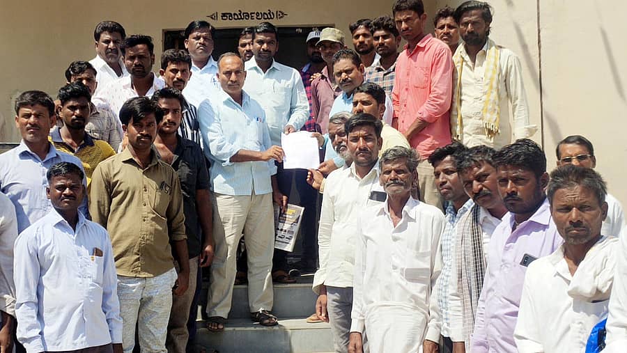 ಕೆಂಭಾವಿ ಪಟ್ಟಣದಲ್ಲಿ ಸಮರ್ಪಕವಾಗಿ ವಿದ್ಯುತ್ ಪೂರೈಸಬೇಕು ಎಂದು ಆಗ್ರಹಿಸಿ ರೈತರು ಮನವಿ ಸಲ್ಲಿಸಿದರು