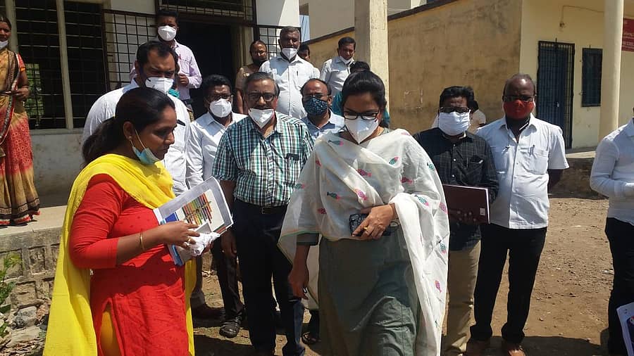 ಕಾಳಗಿ ಸರ್ಕಾರಿ ಪ್ರೌಢಶಾಲೆಗೆ ಜಿಲ್ಲಾಧಿಕಾರಿ ವಿ.ವಿ.ಜ್ಯೋತ್ಸ್ನಾ ಶನಿವಾರ ಭೇಟಿ ನೀಡಿದರು