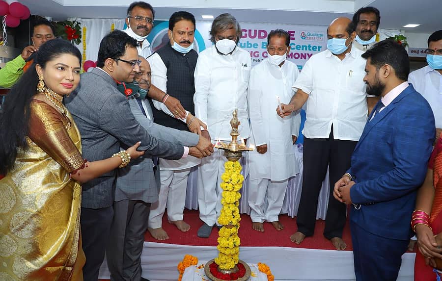 ಬೀದರ್ನ ಗುದಗೆ ಮಲ್ಟಿ ಸೂಪರ್ ಸ್ಪೆಷಾಲಿಟಿ ಆಸ್ಪತ್ರೆಯಲ್ಲಿ ಐವಿಎಫ್ ಕೇಂದ್ರವನ್ನು ಶಾಸಕ ಈಶ್ವರ ಖಂಡ್ರೆ ಉದ್ಘಾಟಿಸಿದರು. ಡಾ. ಶಾರದಾ ಗುದಗೆ, ಡಾ. ಸಚಿನ್ ಗುದಗೆ, ಡಾ. ಚಂದ್ರಕಾಂತ ಗುದಗೆ, ಡಾ. ಶೈಲೇಂದ್ರ ಬೆಲ್ದಾಳೆ, ರಾಜಶೇಖರ ಪಾಟೀಲ, ಎನ್.ಬಿ. ರೆಡ್ಡಿ ಗುರೂಜಿ, ಬಂಡೆಪ್ಪ ಕಾಶೆಂಪೂರ್, ರಹೀಂಖಾನ್, ಉಮಾಕಾಂತ ನಾಗಮಾರಪಳ್ಳಿ ಇದ್ದರು