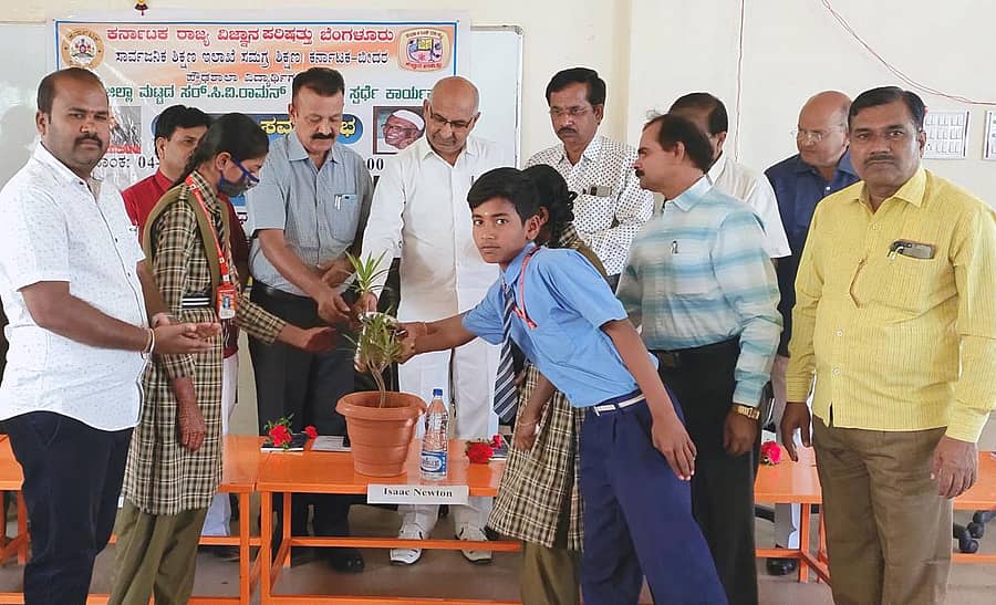 ಬೀದರ್‌ನ ಆಗಸ್ತ್ಯ ಫೌಂಡೇಶನ್ ಕೋರ್ ವಿಜ್ಞಾನ ಚಟುವಟಿಕಾ ಕೇಂದ್ರದಲ್ಲಿ ನಡೆದ ಜಿಲ್ಲಾಮಟ್ಟದ ಸಿ.ವಿ. ರಾಮನ್ ರಸಪ್ರಶ್ನೆ ಕಾರ್ಯಕ್ರಮವನ್ನು ಕಲ್ಯಾಣ ಕರ್ನಾಟಕ ಪ್ರತಿಷ್ಠಾನದ ಅಧ್ಯಕ್ಷ ಬಸವಕುಮಾರ ಪಾಟೀಲ ಉದ್ಘಾಟಿಸಿದರು