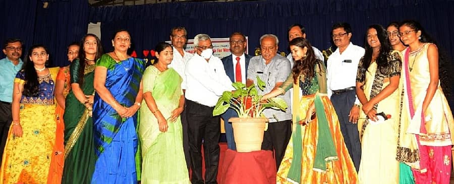 ದಾವಣಗೆರೆ ಎ.ವಿ.ಕೆ. ಮಹಿಳಾ ಕಾಲೇಜಿನಲ್ಲಿ ರಾಷ್ಟ್ರೀಯ ವಿಜ್ಞಾನ ದಿನಾಚರಣೆಯನ್ನು ಪ್ರೊ. ಮುರಿಗೇಂದ್ರಪ್ಪ ಉದ್ಘಾಟಿಸಿದರು