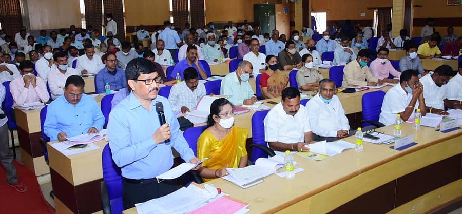 ಹಾವೇರಿ ಜಿಲ್ಲಾ ಪಂಚಾಯಿತಿ ಸಭಾಂಗಣದಲ್ಲಿ ಶನಿವಾರ ನಡೆದ ತ್ರೈಮಾಸಿಕ ಸಭೆಯಲ್ಲಿ ಹೆಚ್ಚುವರಿ ಜಿಲ್ಲಾಧಿಕಾರಿ ಎಸ್‌.ಯೋಗೇಶ್ವರ ಮಾಹಿತಿ ನೀಡಿದರು 