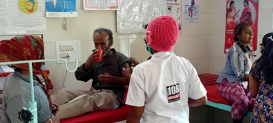 ಗಾಯಾಳುಗಳಿಗೆ ಆಸ್ಪತ್ರೆಯಲ್ಲಿ ಚಿಕಿತ್ಸೆ ಪಡೆಯುತ್ತಿರುವುದು