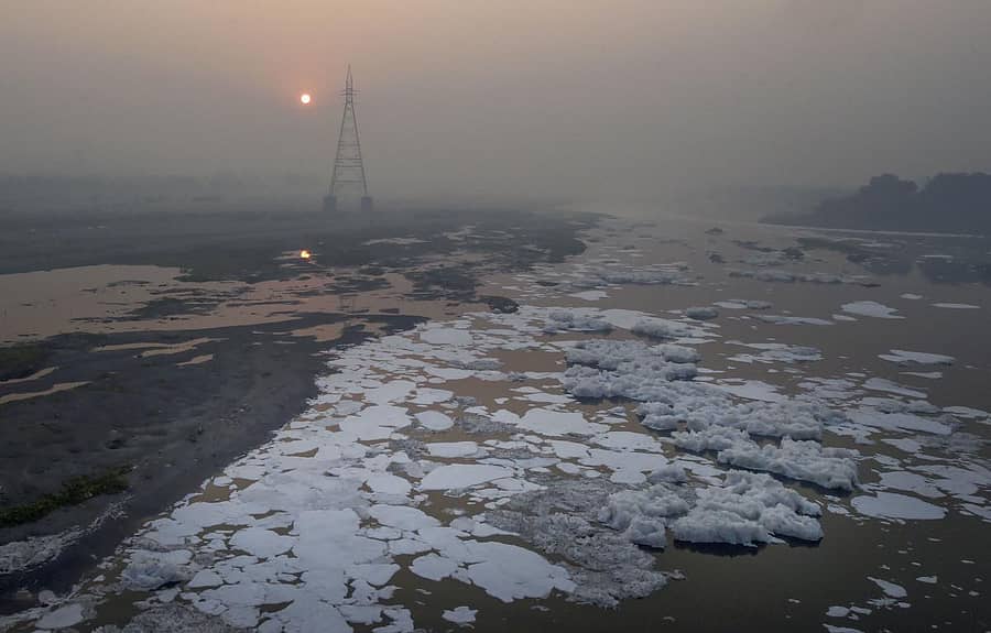 ನವದೆಹಲಿಯ ಕಲಿಂಡಿ ಕುಂಜ್‌ನಲ್ಲಿ ಯಮುನಾ ನದಿಯ ಮೇಲ್ಮೈನಲ್ಲಿ ವಿಷಕಾರಿ ನೊರೆ ತೇಲುತ್ತಿರುವುದು (ಪಿಟಿಐ)