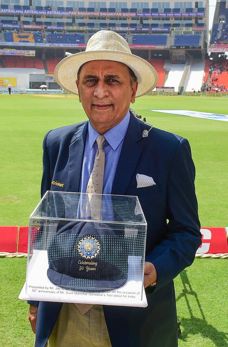 ಸ್ಮರಣಿಕೆಯಾಗಿ ನೀಡಿದ ಟೆಸ್ಟ್ ಕ್ಯಾಪ್‌ನೊಂದಿಗೆ ಸುನಿಲ್ ಗಾವಸ್ಕರ್‌ –ಪಿಟಿಐ ಚಿತ್ರ