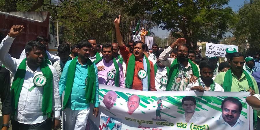 ಪೆಟ್ರೋಲ್, ಡೀಸೆಲ್, ಅಡುಗೆ ಅನಿಲ ಸೇರಿ ಜೀವನಾವಶ್ಯಕ ವಸ್ತುಗಳ ಬೆಲೆ ಏರಿಕೆ ವಿರೋಧಿಸಿ ಜೆಡಿಎಸ್ ಕಾರ್ಯಕರ್ತರು ಶನಿವಾರ ಬೀರೂರು ಮೆಸ್ಕಾಂ ಕಚೇರಿ ಬಳಿಯಿಂದ ಕಡೂರು ತಹಶೀಲ್ದಾರ್ ಕಚೇರಿಗೆ ಮಾಜಿ ಶಾಸಕ ವೈ.ಎಸ್.ವಿ.ದತ್ತ ನೇತೃತ್ವದಲ್ಲಿ ಪಾದಯಾತ್ರೆ ನಡೆಸಿದರು.