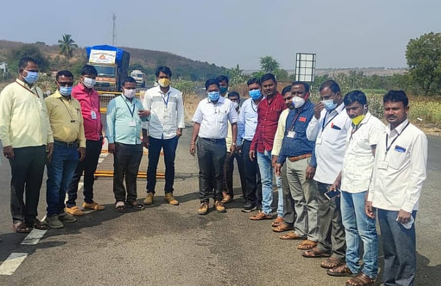 ಬೀದರ್‌ ಜಿಲ್ಲೆ ಬಸವಕಲ್ಯಾಣ ತಾಲ್ಲೂಕಿನ ಚಂಡಕಾಪುರ ಚೆಕ್‌ಪೋಸ್ಟ್‌ನಲ್ಲಿ ಕರ್ತವ್ಯ ನಿರತ ಆರೋಗ್ಯ ಇಲಾಖೆಯ ಸಿಬ್ಬಂದಿ