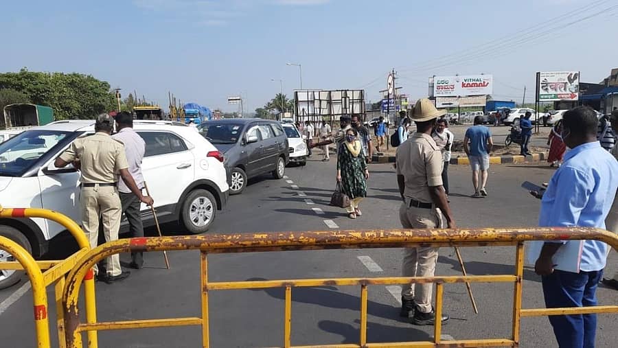 ನಿಪ್ಪಾಣಿ ತಾಲ್ಲೂಕಿನ ಕೊಗನೋಳಿ ಚೆಕ್‌ಪೋಸ್ಟ್‌ನಲ್ಲಿ ಮಹಾರಾಷ್ಟ್ರದ ಕಾರುಗಳಲ್ಲಿ ಬರುವವರಿಂದ ಪೊಲೀಸರು ಮಾಹಿತಿ ಪಡೆಯುತ್ತಿರುವುದು