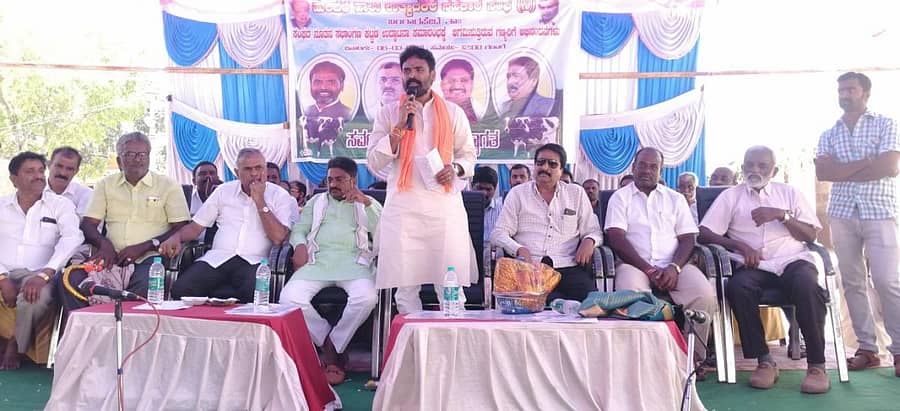 ಬಂಗಾರಪೇಟೆ ತಾಲ್ಲೂಕು ಹುಲಿಬೆಲೆ ಹಾಲು ಉತ್ಪಾದಕರ ಸಹಕಾರ ಸಂಘದಲ್ಲಿ ನಡೆದ ಕಾರ್ಯಕ್ರಮದಲ್ಲಿ ಸಂಸದ ಎಸ್.ಮುನಿಸ್ವಾಮಿ ಮಾತನಾಡಿದರು