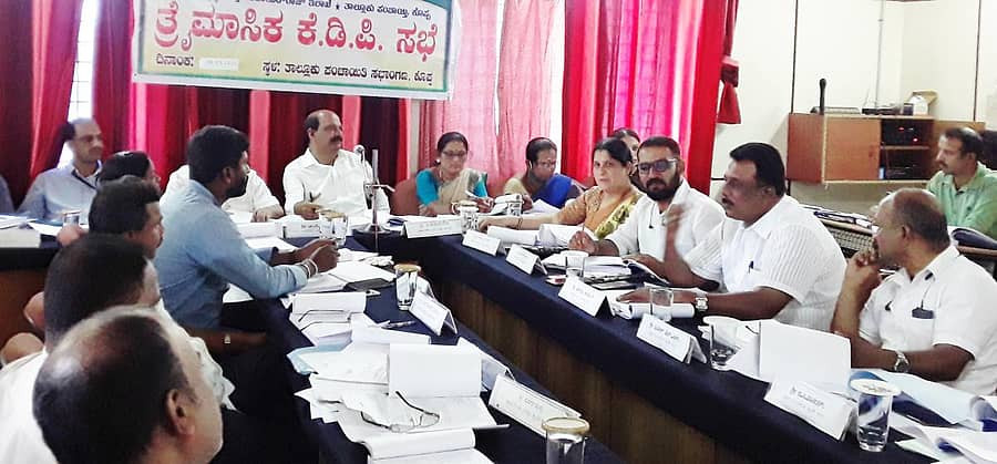 ಕೊಪ್ಪ ತಾಲ್ಲೂಕು ಪಂಚಾಯಿತಿ ಸಭಾಂಗಣದಲ್ಲಿ ಶಾಸಕ ಟಿ.ಡಿ.ರಾಜೇಗೌಡ ಅವರ ಅಧ್ಯಕ್ಷತೆಯಲ್ಲಿ ತ್ರೈಮಾಸಿಕ ಕೆಡಿಪಿ ಸಭೆ ನಡೆಯಿತು. ಜಿಲ್ಲಾ ಪಂಚಾಯಿತಿ ಅಧ್ಯಕ್ಷೆ ಸುಜಾತಾ ಕೃಷ್ಣಪ್ಪ ಇದ್ದರು.