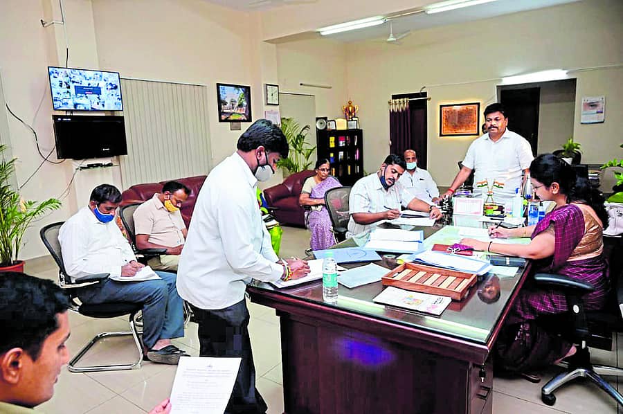 ವಿವಿಧ ಇಲಾಖೆಯ ಅಧಿಕಾರಿಗಳ ಸಭೆ ನಡೆಸಿದ ಜಿಲ್ಲಾಧಿಕಾರಿ ಆರ್. ಲತಾ ಸ್ವಾತಂತ್ರ್ಯೋತ್ಸವ ಅಮೃತ ಮಹೋತ್ಸವದ ಕಾರ್ಯಕ್ರಮಗಳ ಜವಾಬ್ದಾರಿಗಳನ್ನು ಹಂಚಿಕೆ ಮಾಡಿದರು