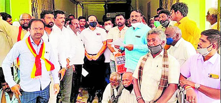 ಮಾಲೂರು ತಾಲ್ಲೂಕಿನ ಸೀತನಾಯಕನಹಳ್ಳಿ ಗ್ರಾಮಸ್ಥರು ಜಿ.ಪಂ ಮಾಜಿ ಉಪಾಧ್ಯಕ್ಷ ಪಿ.ನಾರಾಯಣಸ್ವಾಮಿ ನೇತೃತ್ವದಲ್ಲಿ ತಾಲ್ಲೂಕು ಕಚೇರಿ ಮುಂಭಾಗದಲ್ಲಿ ಶನಿವಾರ ಧರಣಿ ನಡೆಸಿದರು