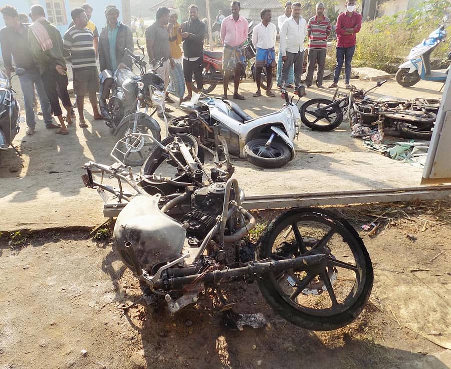 ಹಳೇಬೀಡು ಸಮೀಪದ ಅಡಗೂರಿನಲ್ಲಿ ಬೆಂಕಿ ಆಕಸ್ಮಿಕ ಘಟನೆಯಿಂದ ಸುಟ್ಟು ಕರಕಲಾಗಿರುವ 5 ಮೋಟಾರ್ ಬೈಕ್ಗಳು
