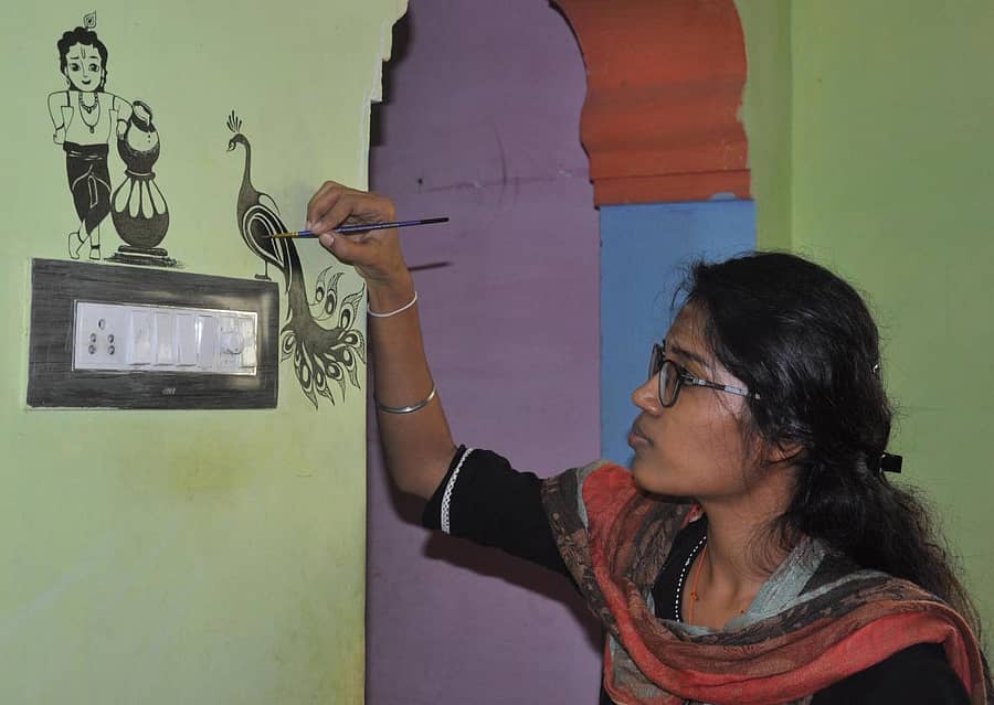 ಗೋಡೆ ಮೇಲೆ ನವಿಲಿನ ಚಿತ್ರ ಬಿಡಿಸುತ್ತಿರುವ ಎಂ.ಎಂ. ರಮ್ಯಶ್ರೀ