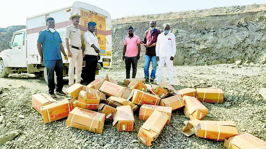 ಕೆಂಭಾವಿ ಸಮೀಪದ ಆಲ್ಹಾಳ ಗ್ರಾಮದಲ್ಲಿ ಅಕ್ರಮವಾಗಿ ಸಂಗ್ರಹಿಸಿಟ್ಟ ಸ್ಫೋಟಕ ವಸ್ತುಗಳನ್ನು ವಶಪಡಿಸಿಕೊಂಡಿರುವ ಆಂತರಿಕ ಭದ್ರತಾ ವಿಭಾಗದ ಅಧಿಕಾರಿಗಳು
