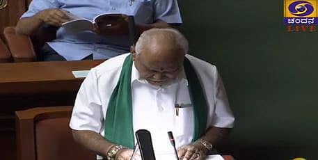 ಬಜೆಟ್ ಮಂಡಿಸುತ್ತಿರುವ ಯಡಿಯೂರಪ್ಪ (ಕೃಪೆ – ಚಂದನ)