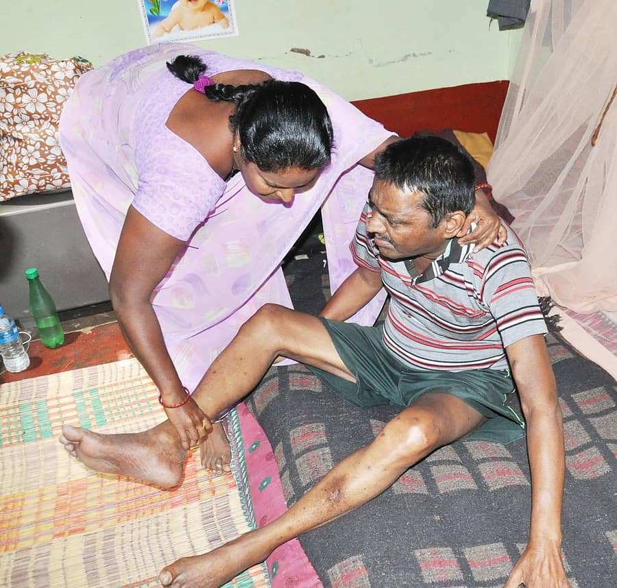 ಪತಿ ಸಿದ್ದರಾಜು ಅವರ ಆರೈಕೆಯಲ್ಲಿ ತೊಡಗಿರುವ ಹೇಮಲತಾ