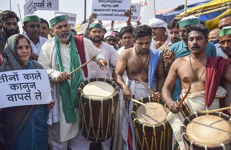 ದೆಹಲಿಯಲ್ಲಿ ನಡೆಯುತ್ತಿರುವ ರೈತರ ಪ್ರತಿಭಟನೆಯಲ್ಲಿ ಭಾಗಿಯಾದ ಕೇರಳದ ‘ಚೆಂಡೆ ಮೇಳ’ ತಂಡದ ಜತೆ ರಾಕೇಶ್‌ ಟಿಕಾಯತ್‌ –ಪಿಟಿಐ ಚಿತ್ರ
