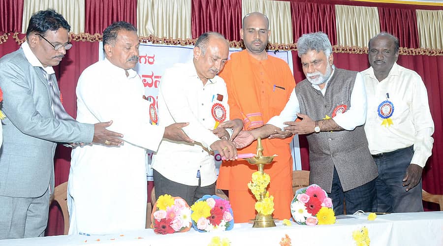 ಮೈಸೂರಿನ ಗೋವರ್ಧನ್ ಹೋಟೆಲ್ನಲ್ಲಿ ಭಾನುವಾರ ನಡೆದ ‘ಕನ್ನಡಿಗರ ಭುವನ ಸಂಗಾತಿ’ ಪಾಕ್ಷಿಕದ 21ನೇ ವಾರ್ಷಿಕೋತ್ಸವವನ್ನು ಜಿಲ್ಲಾ ಪತ್ರಕರ್ತರ ಸಂಘದ ಅಧ್ಯಕ್ಷ ಎಸ್.ಟಿ.ರವಿಕುಮಾರ್ ಉದ್ಘಾಟಿಸಿದರು. ಮಾಜಿ ಮೇಯರ್ ಪುರುಷೋತ್ತಮ್, ಉರಿಲಿಂಗಪೆದ್ದಿ ಮಠದ ಜ್ಞಾನಪ್ರಕಾಶ್ ಸ್ವಾಮೀಜಿ, ಪ್ರೊ.ಡಿ.ಆನಂದ, ಪತ್ರಕರ್ತ ಸೋಮಯ್ಯ ಮಲೆಯೂರು ಇದ್ದಾರೆ