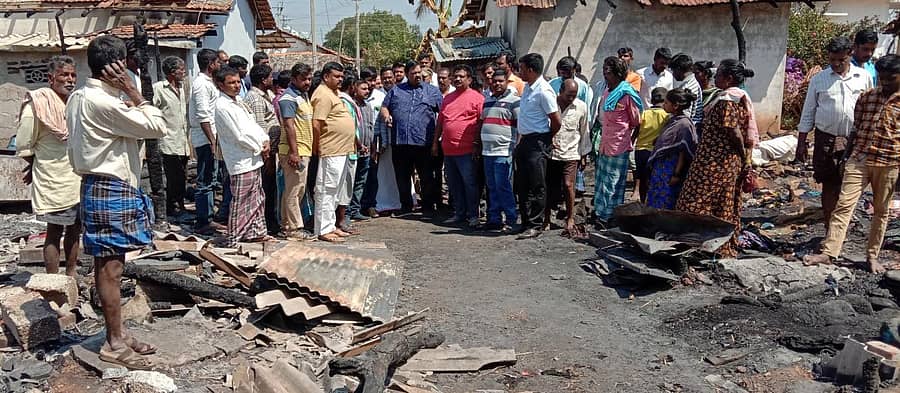 ಬೀರೂರು ಹೋಬಳಿ ದೊಡ್ಡಘಟ್ಟ ಗ್ರಾಮದಲ್ಲಿ ಅಡುಗೆ ಅನಿಲ ಸ್ಫೋಟ ನಡೆದ ಸ್ಥಳಕ್ಕೆ ಶಾಸಕ ಬೆಳ್ಳಿಪ್ರಕಾಶ್ ಭಾನುವಾರ ಭೇಟಿ ನೀಡಿ ಪರಿಶೀಲನೆ ನಡೆಸಿದರು.