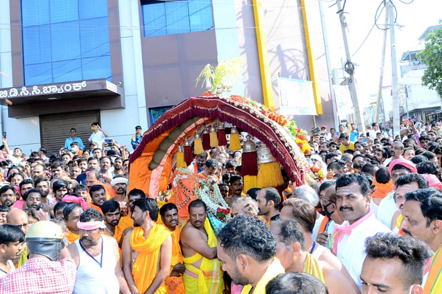 ರಥೋತ್ಸವಕ್ಕೂ ಮುನ್ನ ಕೊಟ್ಟಟೂರೇಶ್ವರ ಸ್ವಾಮಿಯ ಉತ್ಸವ ಮೂರ್ತಿಯನ್ನು ಪಲ್ಲಕ್ಕಿ ಮೆರವಣಿಗೆಯ ಮೂಲಕ ತರಲಾಯಿತು