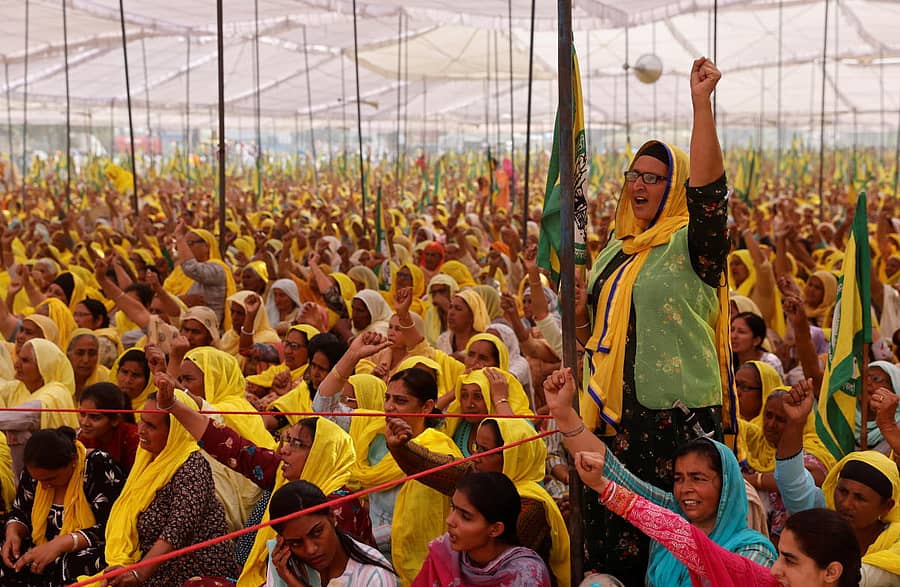  ದೆಹಲಿ– ಹರಿಯಾಣ ಗಡಿ ಭಾಗದಲ್ಲಿ ಸಾವಿರಾರು ಮಹಿಳೆಯರು ಸೋಮವಾರ ಕೃಷಿ ಕಾಯ್ದೆಗಳ ರದ್ಧತಿಗೆ ಆಗ್ರಹಿಸಿ ಪ್ರತಿಭಟನೆ ನಡೆಸಿದರು.