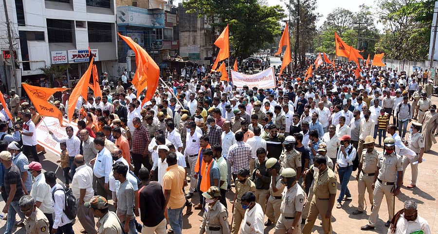 ಬೆಳಗಾವಿಯ ನಗರಪಾಲಿಕೆ ಎದುರಿನ ಕನ್ನಡ ಧ್ವಜ ತೆರವುಗೊಳಿಸುವಂತೆ ಆಗ್ರಹಿಸಿ ಎಂಇಎಸ್ ಕಾರ್ಯಕರ್ತರು ಸೋಮವಾರ ಪ್ರತಿಭಟನಾ ಮೆರವಣಿಗೆ ನಡೆಸಿದರು