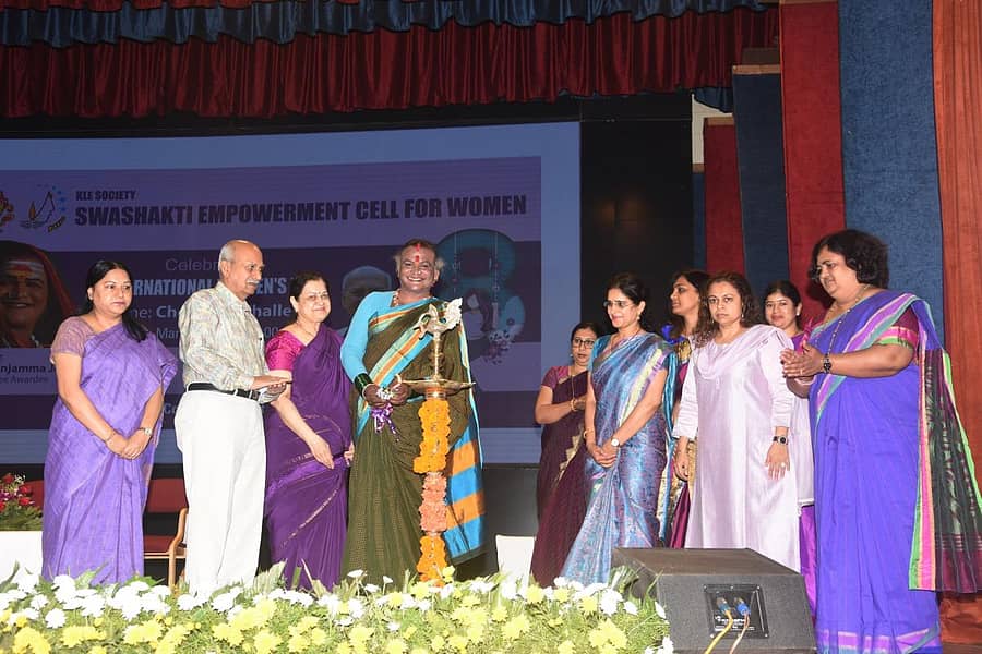 ಬೆಳಗಾವಿಯಲ್ಲಿ ಕೆಎಲ್ಇ ಮಹಿಳಾ ಸ್ವಶಕ್ತಿ ಸಬಲೀಕರಣ ಘಟಕದಿಂದ ಸೋಮವಾರ ಆಯೋಜಿಸಿದ್ದ ಮಹಿಳಾ ದಿನಾಚರಣೆ ಕಾರ್ಯಕ್ರಮವನ್ನು ಜಾನಪದ ಅಕಾಡೆಮಿ ಅಧ್ಯಕ್ಷೆ ಮಂಜಮ್ಮ ಜೋಗತಿ ಉದ್ಘಾಟಿಸಿದರು