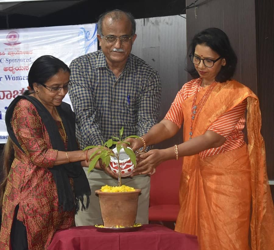 ಹಂಪಿ ಕನ್ನಡ ವಿಶ್ವವಿದ್ಯಾಲಯದಲ್ಲಿ ಸೋಮವಾರ ಏರ್ಪಡಿಸಿದ್ದ ಮಹಿಳಾ ದಿನಾಚರಣೆಗೆ ಹಿರಿಯ ಪತ್ರಕರ್ತೆ ಸಿ.ಜಿ. ಮಂಜುಳಾ ಅವರು ಸಸಿಗೆ ನೀರೆರೆದು ಚಾಲನೆ ನೀಡಿದರು