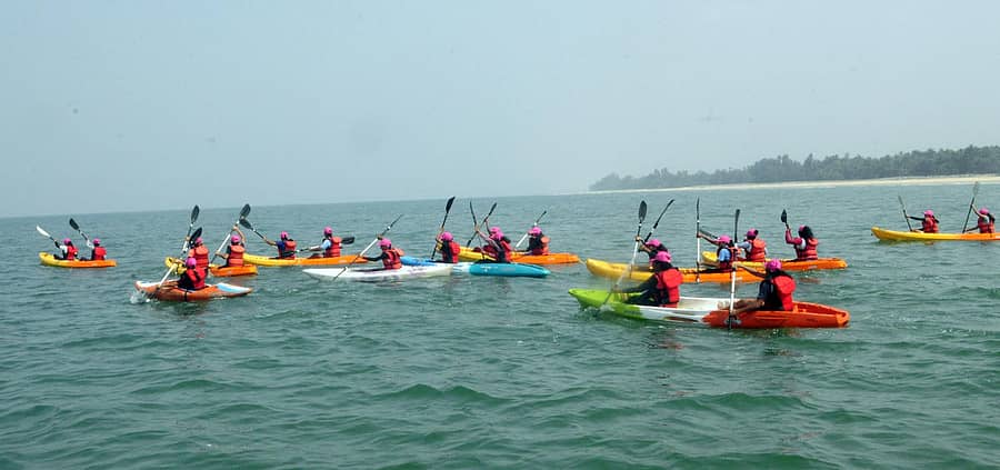 ವಿಶ್ವ ಅಂತರರಾಷ್ಟ್ರೀಯ ಮಹಿಳಾ ದಿನದ ಅಂಗವಾಗಿ ಸೋಮವಾರ ಯುವತಿಯರ ತಂಡ ಮಲ್ಪೆಯ ಕಡಲ ತೀರದಿಂದ ಸೇಂಟ್ ಮೇರಿಸ್ ದ್ವೀಪದವರೆಗೂ ಕಯಾಕಿಂಗ್ ನಡೆಸಿತು.
