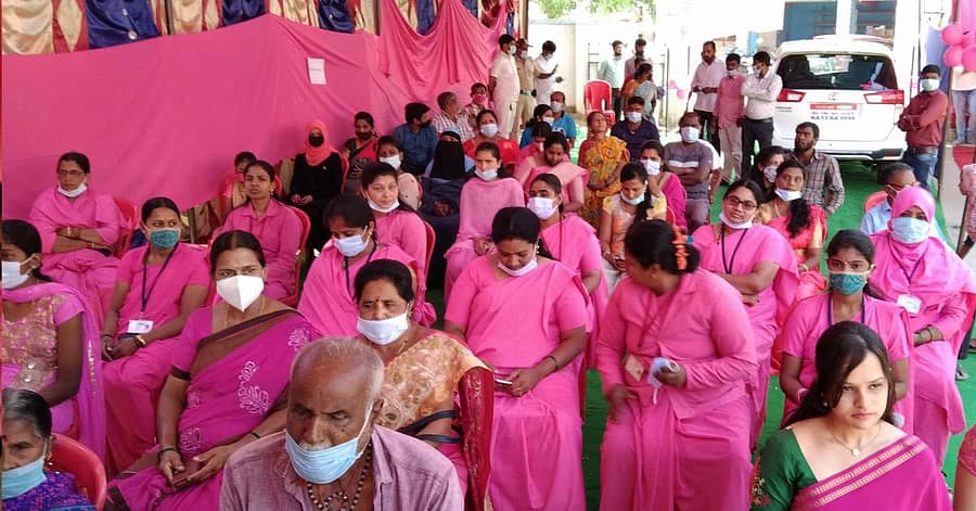 ಹಾಸನದ ಎಂ.ಕೃಷ್ಣ ಆಸ್ಪತ್ರೆಯಲ್ಲಿ ಆಯೋಜಿಸಿದ್ದ ಪಿಂಕ್ ಬೂತ್ ಉದ್ಘಾಟನಾ ಸಮಾರಂಭದಲ್ಲಿ ಭಾಗವಹಿಸಿದ್ದ ಮಹಿಳೆಯರು.