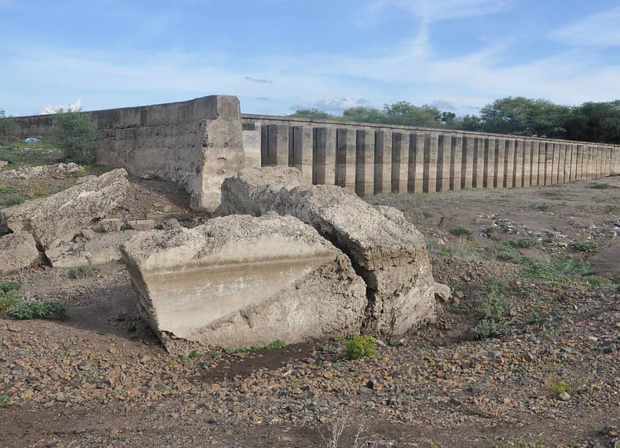ಬೀದರ್ ತಾಲ್ಲೂಕಿನ ಜನವಾಡ ಸಮೀಪ ಮಾಂಜ್ರಾ ನದಿಗೆ ಅಡ್ಡಲಾಗಿ ನಿರ್ಮಿಸಿದ ಬ್ಯಾರೇಜ್ನ ತಡೆಗೋಡೆ ಕೊಚ್ಚಿಕೊಂಡು ಹೋಗಿ ಮೂರು ವರ್ಷ ಕಳೆದರೂ ದುರಸ್ತಿಗೆ ಸರ್ಕಾರ ಹಣ ಬಿಡುಗಡೆ ಮಾಡಿಲ್ಲ