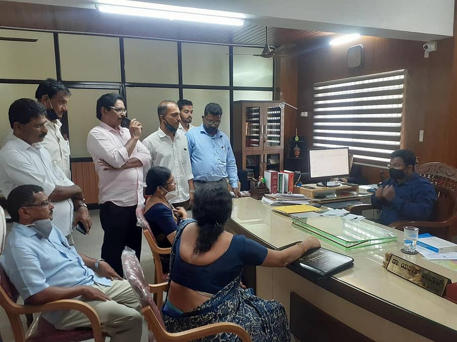 ಪುತ್ತೂರು ಮಿನಿ ವಿಧಾನಸೌಧಕ್ಕೆ ಮಾಜಿ ಶಾಸಕಿ ಶಕುಂತಳಾ ಶೆಟ್ಟಿ ಸೋಮವಾರ ಭೇಟಿ ನೀಡಿ, ಸೀತಮ್ಮ ಅವರಿಗೆ ನ್ಯಾಯ ಒದಗಿಸುವ ಕುರಿತು ಉಪ ವಿಭಾಗಾಧಿಕಾರಿ ಡಾ.ಯತೀಶ್ ಉಳ್ಳಾಲ್ ಅವರೊಂದಿಗೆ ಚರ್ಚೆ ನಡೆಸಿದರು.