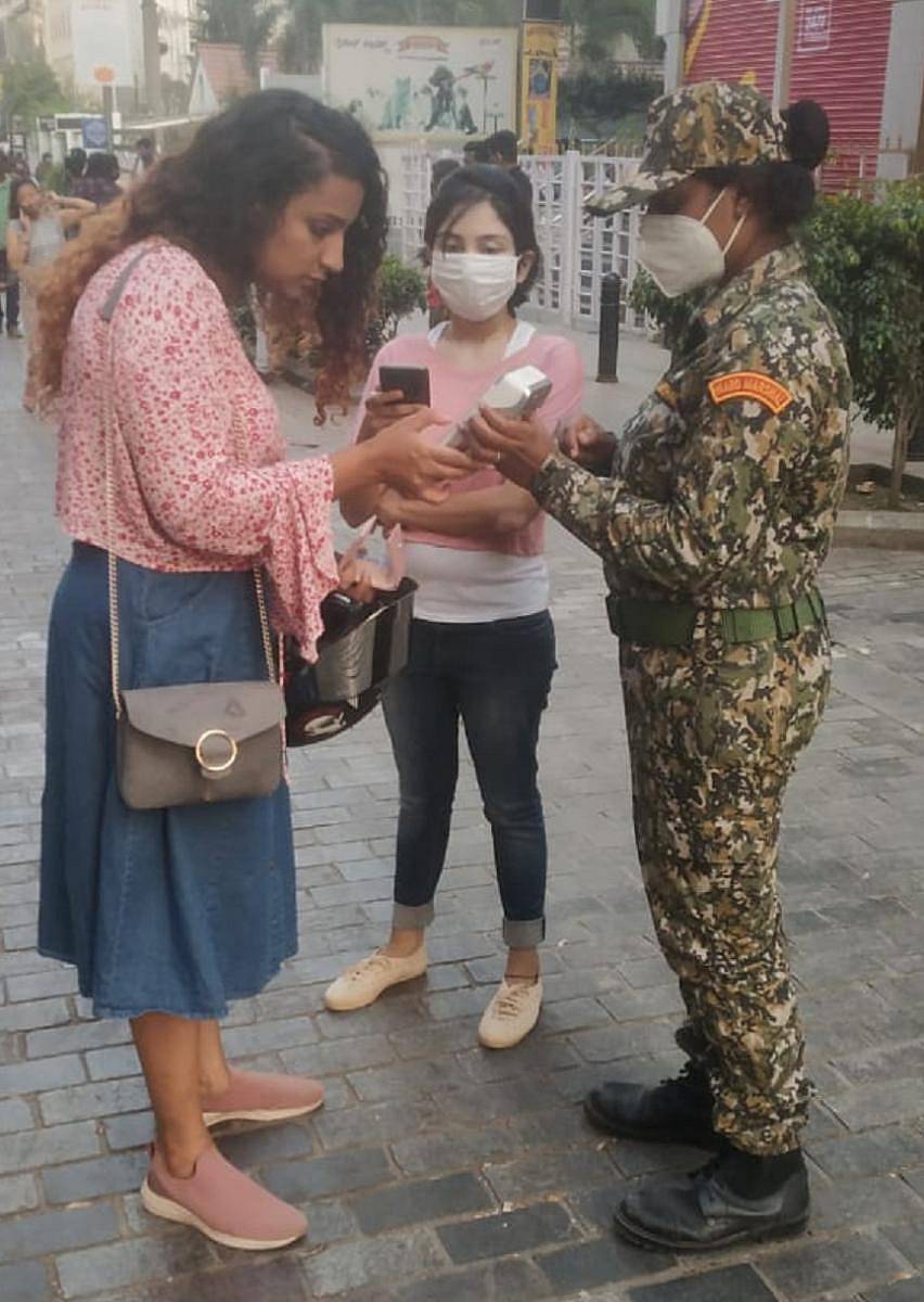 ಮಾಸ್ಕ್‌ ಧರಿಸದ ಯುವತಿಯೊಬ್ಬರಿಗೆ ಮಹಿಳಾ ಮಾರ್ಷಲ್‌ ಒಬ್ಬರು ಚರ್ಚ್‌ಸ್ಟ್ರೀಟ್‌ನಲ್ಲಿ ದಂಡ ವಿಧಿಸಿದರು