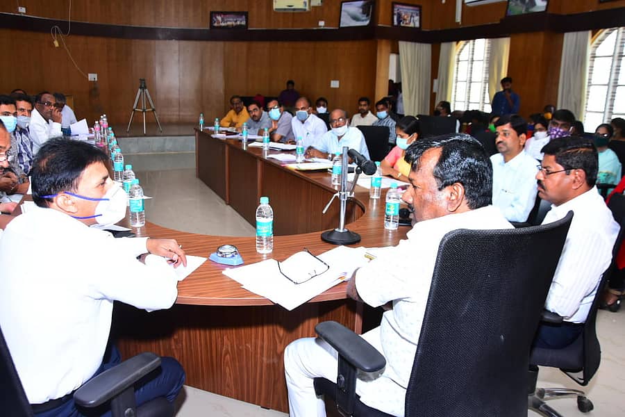 ಚಿತ್ರದುರ್ಗದ ಭದ್ರಾ ಮೇಲ್ದಂಡೆ ಕಚೇರಿಯಲ್ಲಿ ಮಂಗಳವಾರ ನಡೆದ ಸಭೆಯಲ್ಲಿ ಸಂಸದ ಎ.ನಾರಾಯಣಸ್ವಾಮಿ ಅವರು ಯೋಜನೆಯ ಪ್ರಗತಿ ಪರಿಶೀಲಿಸಿದರು.