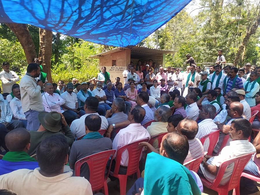 ಪ್ರತಿಭಟನಾಕಾರರನ್ನು ಉದ್ದೇಶಿಸಿ ಜಿ.ಪಂ ಸದಸ್ಯ ಶಿವು ಮಾದಪ್ಪ ಮಾತನಾಡಿದರು