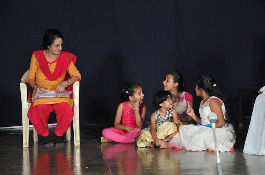 ಮಕ್ಕಳಿಗೆ ಅಭಿನಯದ ಪಾಠ ಹೇಳುತ್ತಿರುವ ಡಾ.ಆರ್‌. ಪೂರ್ಣಿಮಾ. (ಸಂಗ್ರಹ ಚಿತ್ರ).